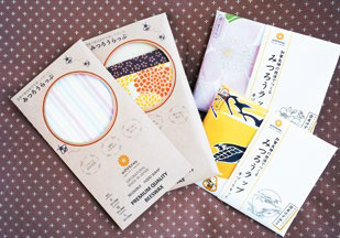 みつろうラップの手づくりキットの写真。単品や3枚セットを販売。