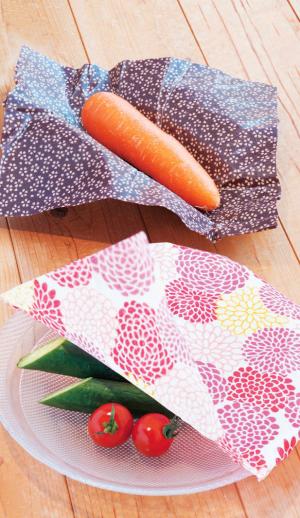 みつろうラップの写真。手の温もりで変形し、器や食品にフィットする。