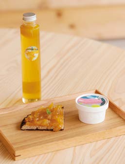 「Siii」で販売しているタルトやジェラート、シロップの写真。どれも植物性食材だけで作られている。