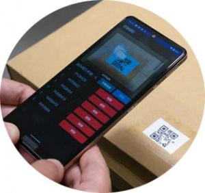 2次元コードを読み込むスマホの写真。