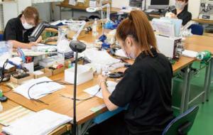 半導体製造装置に使われる電気制御機器を製造する様子の写真3