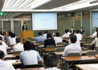 説明会の会場の様子の写真