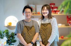 竹田隼人社長と妻の由香さんの写真