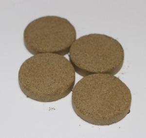 加賀棒茶を粉砕後にプレス加工