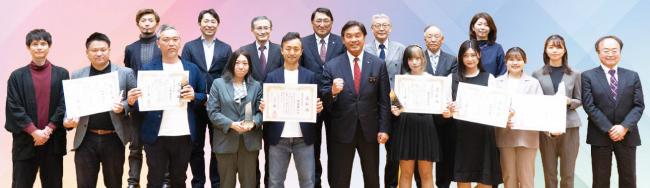 ファイナリストの皆さんと馳浩石川県知事、審査員の皆さんの集合写真