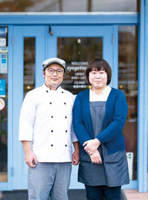 松田健太代表と妻の幸恵さんの写真。