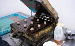 能登町産の菜種油を使って低温で挟み焼きしている写真。これが第一段階。