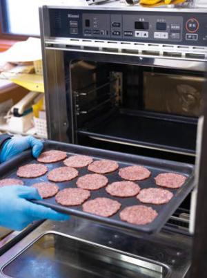 乾燥させてオーブンで焼き上げている様子の写真。これが第2段階。