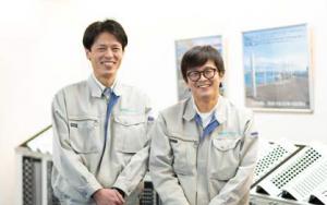 有孔折板を開発した松本課長代理と鷲巣係長の写真。