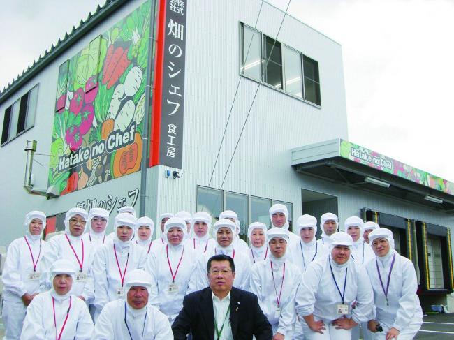 社屋外観と従業員の皆さんの写真