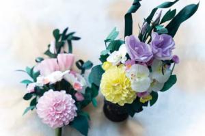 第2弾として試作中の仏花の写真。伝統的な仏壇に合わせたサイズで、4種類の花を組み合わせている。