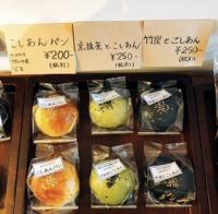 手づくりパンが並ぶ