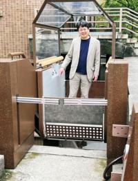 車いす利用者のための階段昇降機の写真