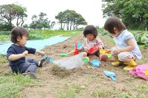 子供たちが畑で砂遊び