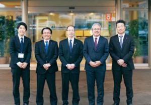 黒木 社長と同社のAIチームの方達の写真