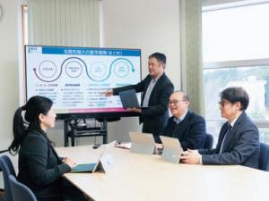 マッチング先を検討している様子の写真