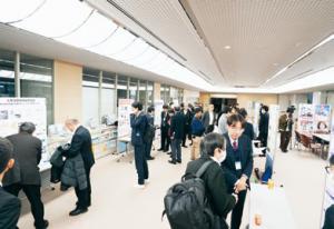 審査中に開催されたポスターセッションの様子の写真。ファイナリストが取組の詳細を解説した。