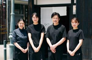 河村社長と甘納豆かわむらの社員の写真。