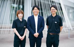 中山大輔社長と開発を担当した細川さん、瀧能さんの写真