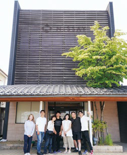 珠洲市中心部にある新拠点と活動のコアメンバーの写真。