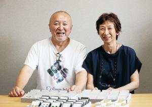 升井さんと妻の佳美さんの写真。
