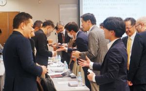 「デモデイ」の発表後に投資家らと名刺交換をしているプログラム参加者の写真。