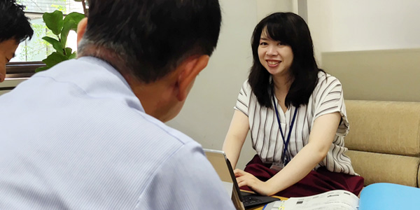 相談者と面談するM.Sさんの写真