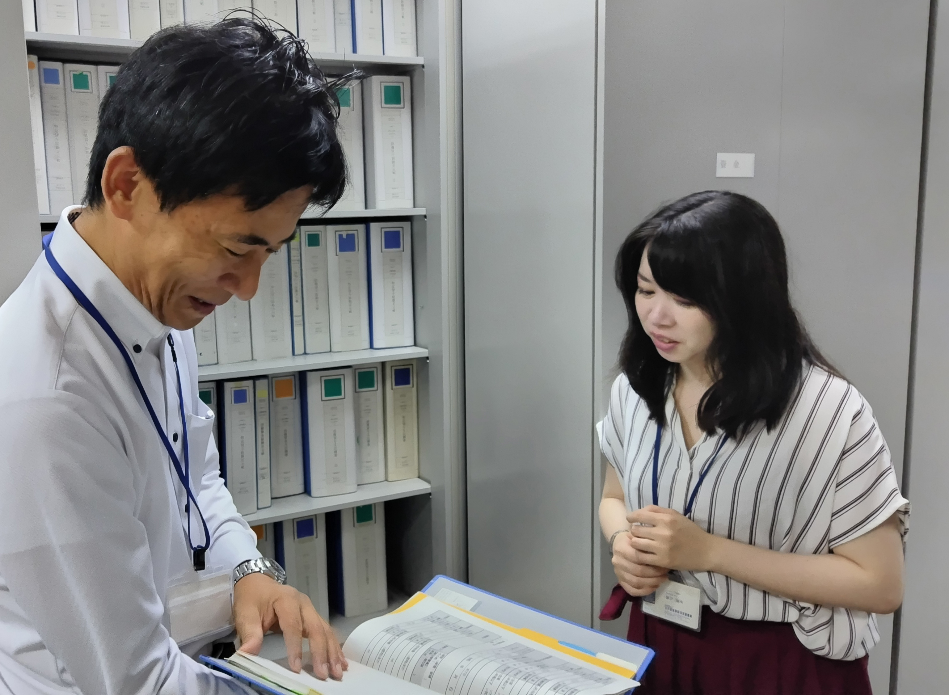 職員と資料を見るM.Sさん