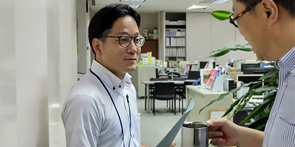 上司と談笑するY.Tさんの写真