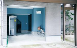 屋外の空きスペースに設置された圧送式水栓トイレの写真