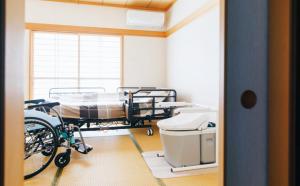 介護用の居室で利用されている圧送式水栓トイレの写真