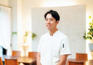 料理長の黒川恭平さんの写真