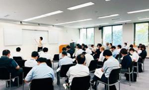 講師と講座受講者の写真