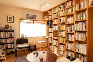 店内には本がずらりと並ぶ