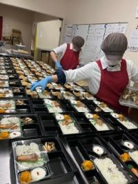お弁当の詰め作業