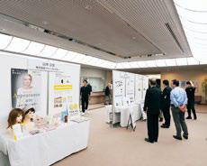 会場前のポスターセッションと来場者の様子の写真