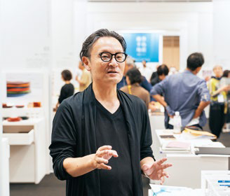 SUPER PENGUIN 竹村社長の写真。ISICOブースのデザインを手がけた。