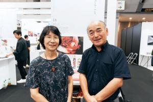 代表の新谷茂さんと妻の幸子さんの写真