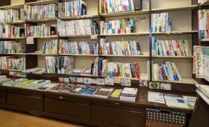 本棚に医学書がずらりと並んでいる