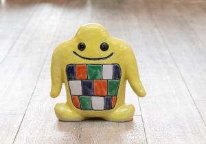 石引商店街のキャラクター「びっきー」の九谷焼のオブジェ