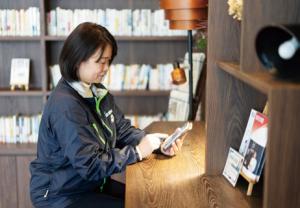 スマートフォンから年末調整の申請をする従業員の写真
