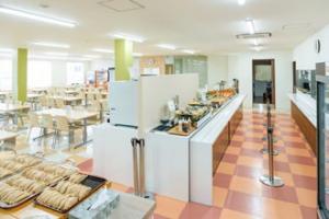 社員食堂の写真。自社製造の総菜も格安で販売している。