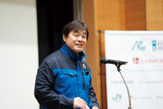 出場者を激励する馳知事の写真。
