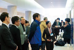 パネル展示で説明を受ける馳知事や来場者の写真。