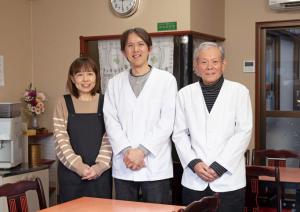 池田昌代さん、悟さん、新作さんの写真。家族が力を合わせ、店を切り盛りする。