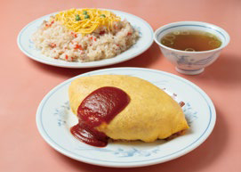 人気急上昇中のオムライスと根強いファンが多い焼き飯の写真。