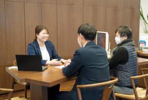 同社での商談の様子の写真。相談から契約まで、丁寧で分かりやすい対応が信頼感につながっている。