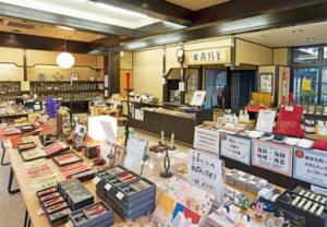 一本杉通りにある仮店舗の店内写真。