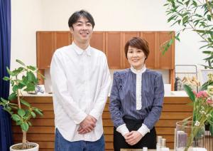 高秀壱さんと妻の栄子さんの写真