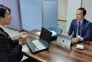 ミーティングをするT.Hさんの写真